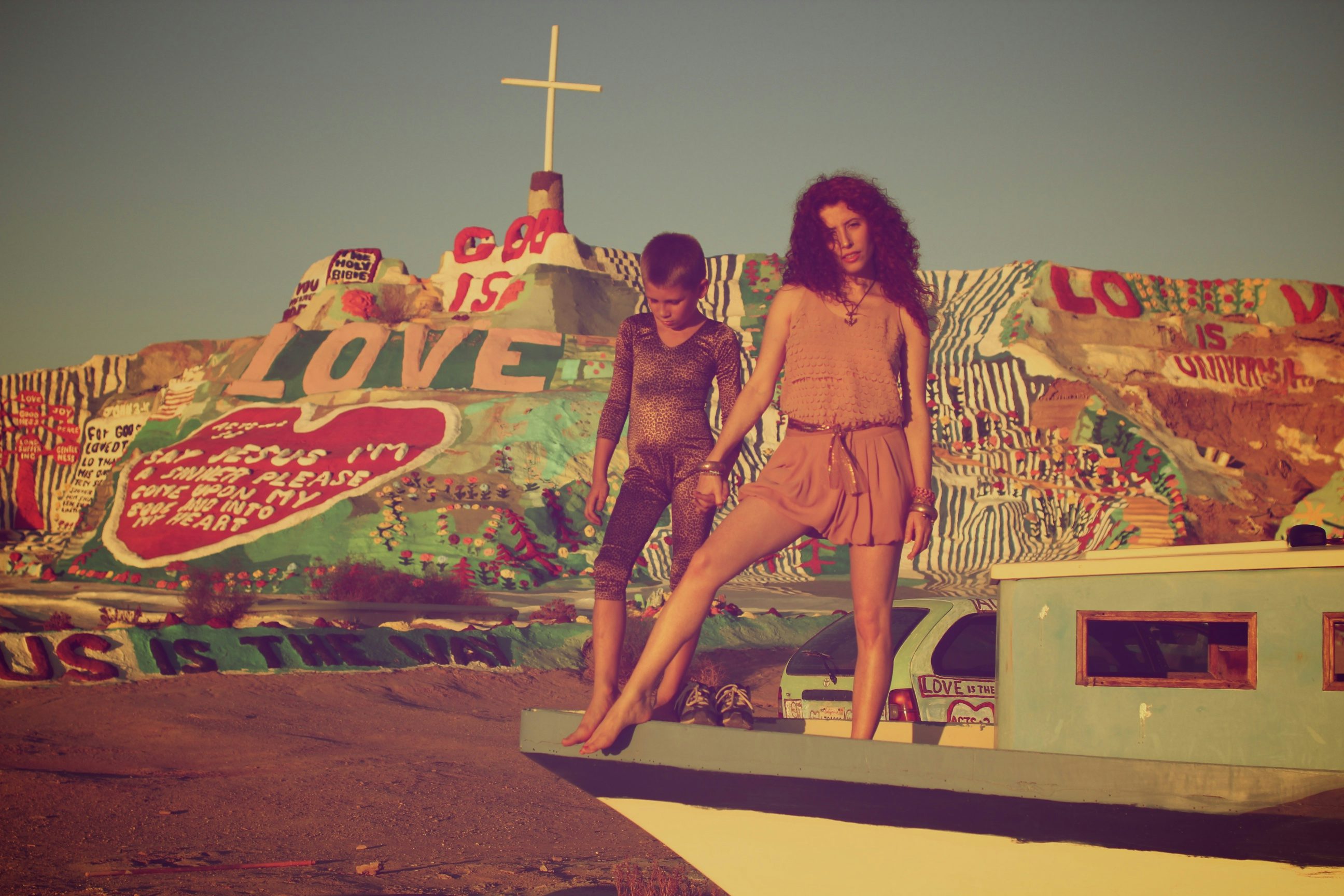 Alma Har'el with Benny on the set of Bombay Beach - a documentary about the Californian town of the same name