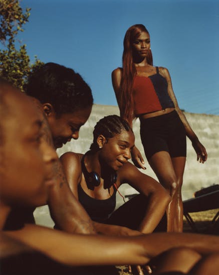 Kaelyn and the girls, from the series Frères d'une île pas très proche, 2018 © Durimel