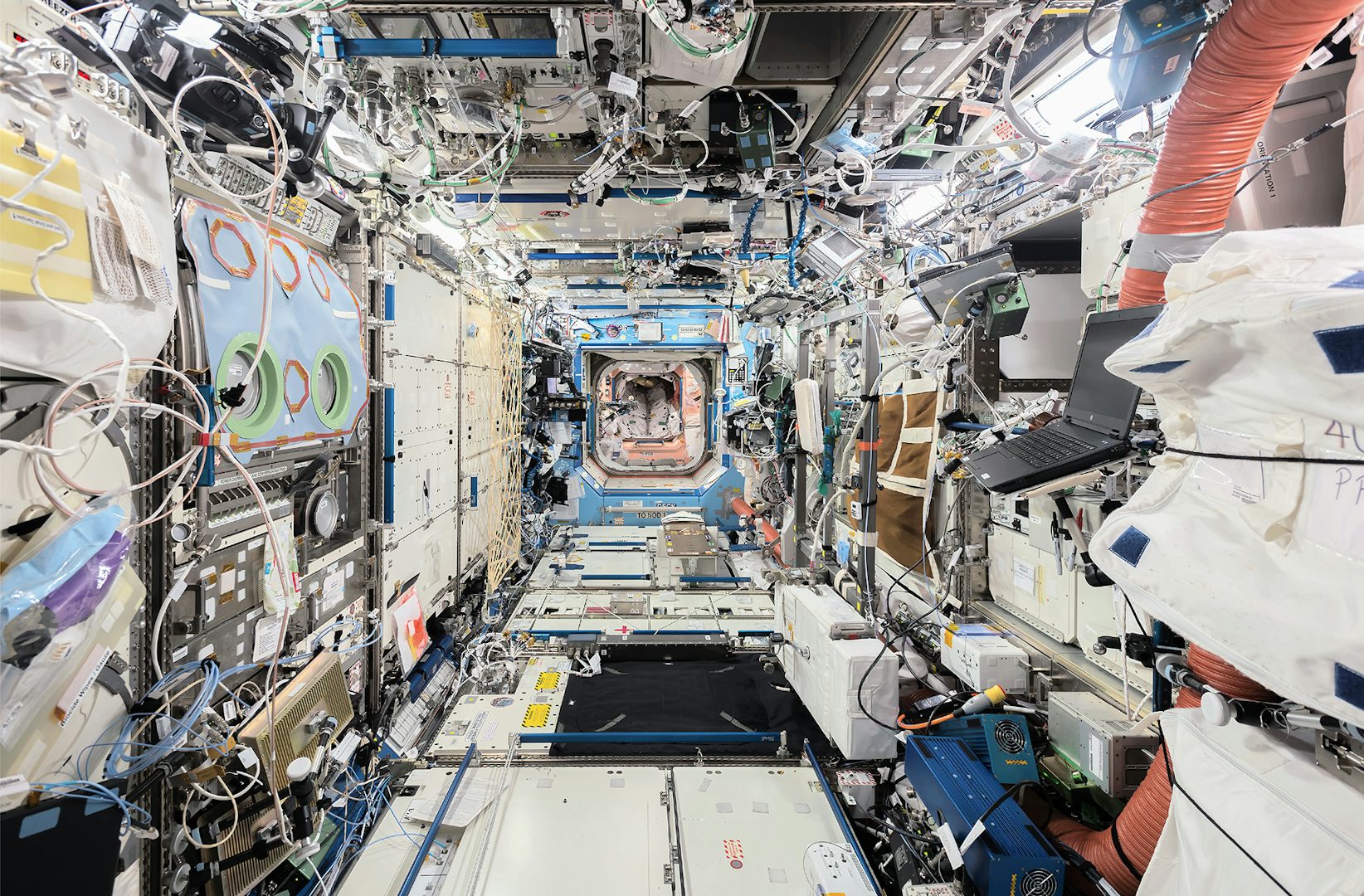 pictures inside space station        <h3 class=