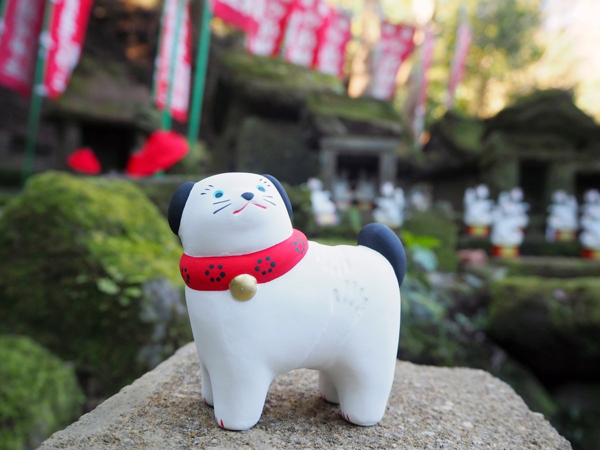 A figurine on the Sasuke Inari Shrine. Image © Manami Okazaki.
