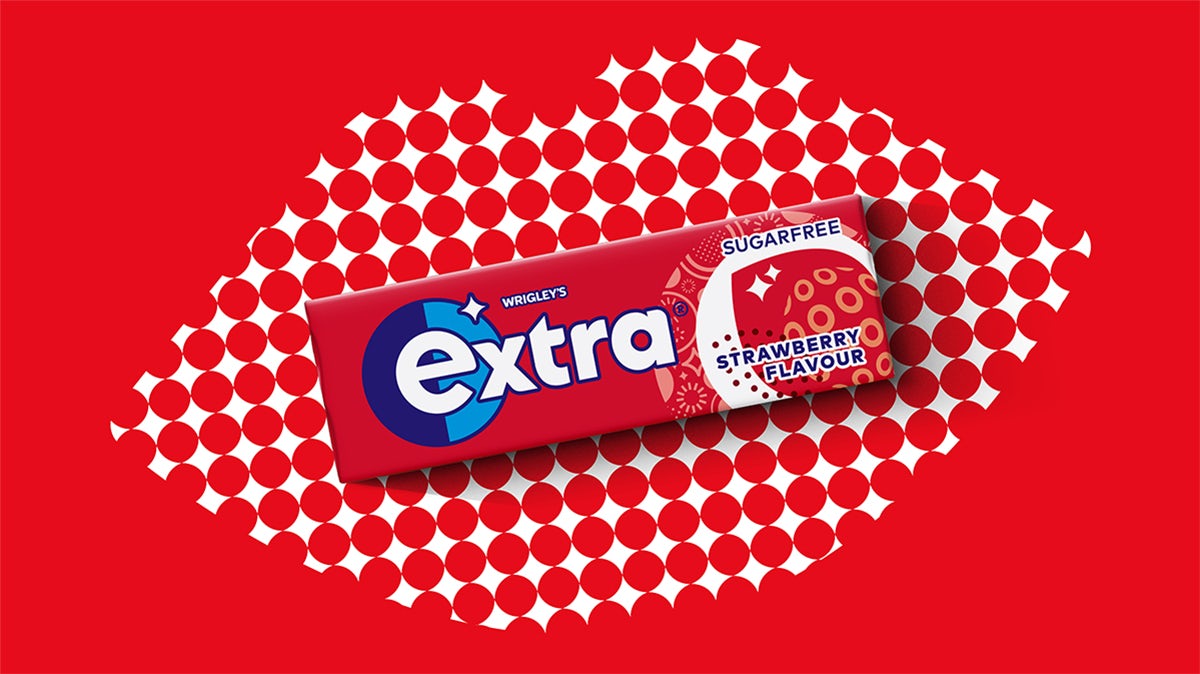 Graphic showing the new Extra chewing gum packaging against a pattern shaped like lips