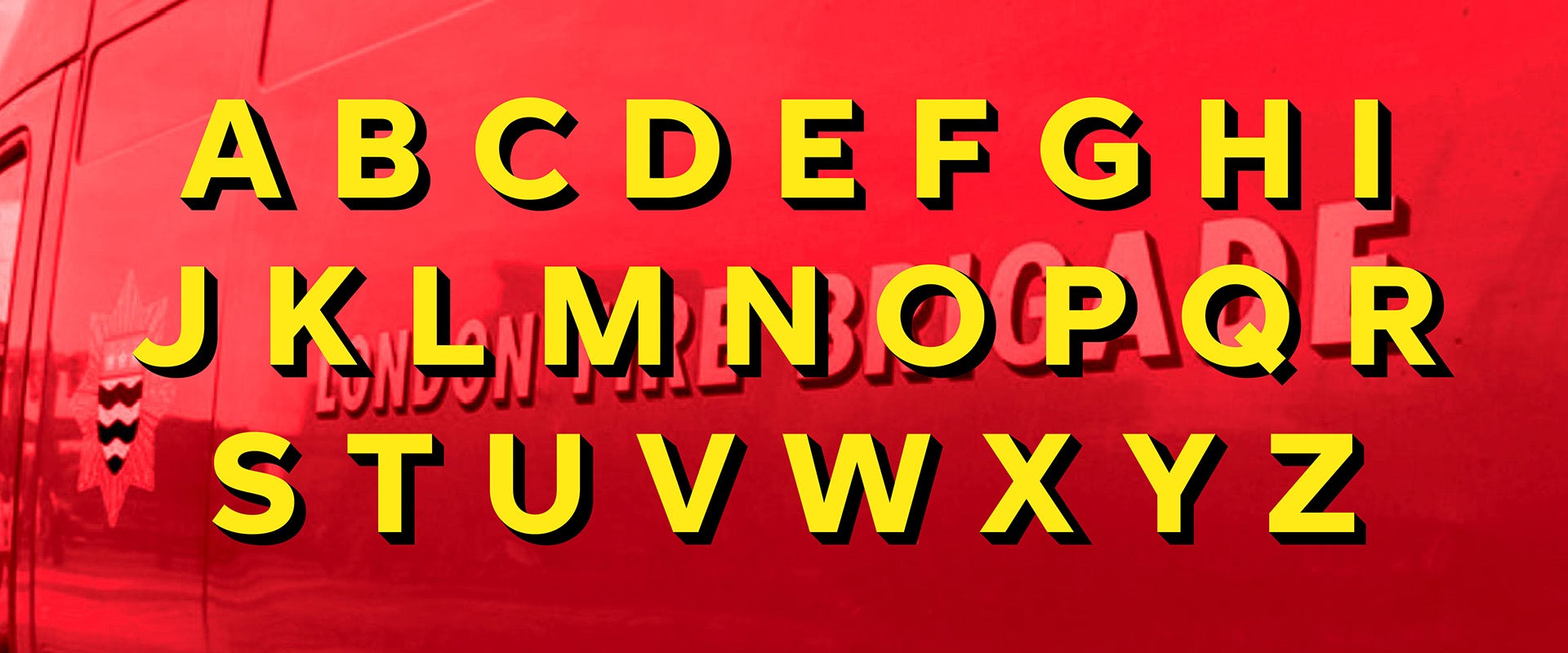L'image montre l'alphabet majuscule en jaune, conçu pour les pompiers de Londres