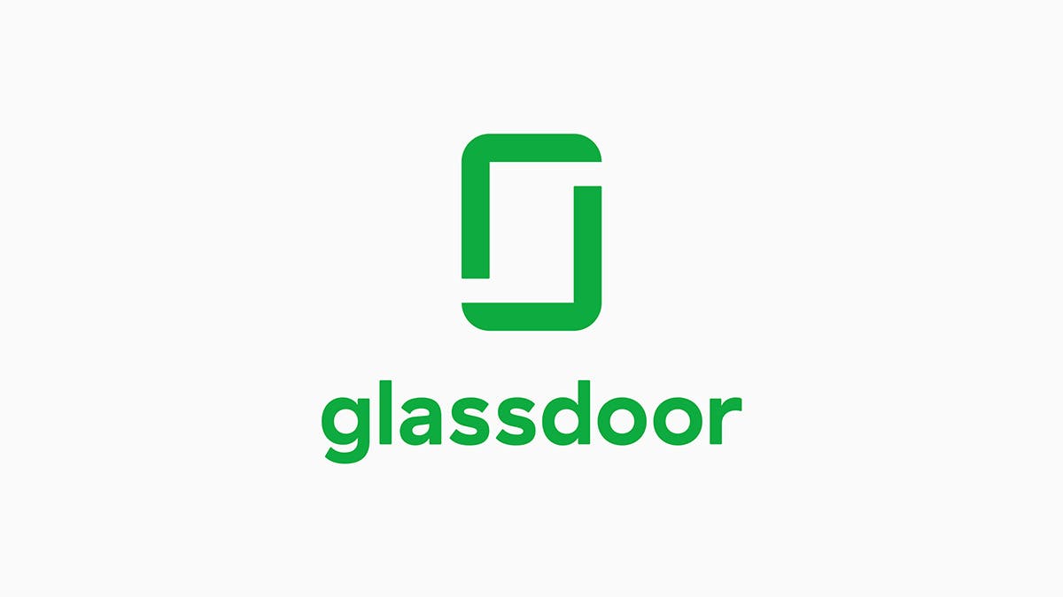 Grafik der früheren Wortmarke von Glassdoor, die den Markennamen in grünen Kleinbuchstaben und einem vertikalen rechteckigen Muster zeigt