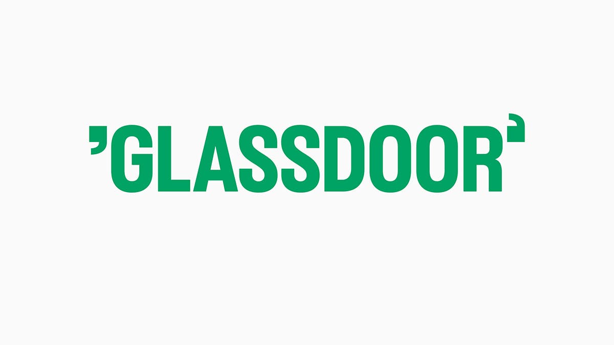 Grafik der neuen Wortmarke von Glassdoor, die den Markennamen in grünen Großbuchstaben und in Anführungszeichen auf jeder Seite zeigt