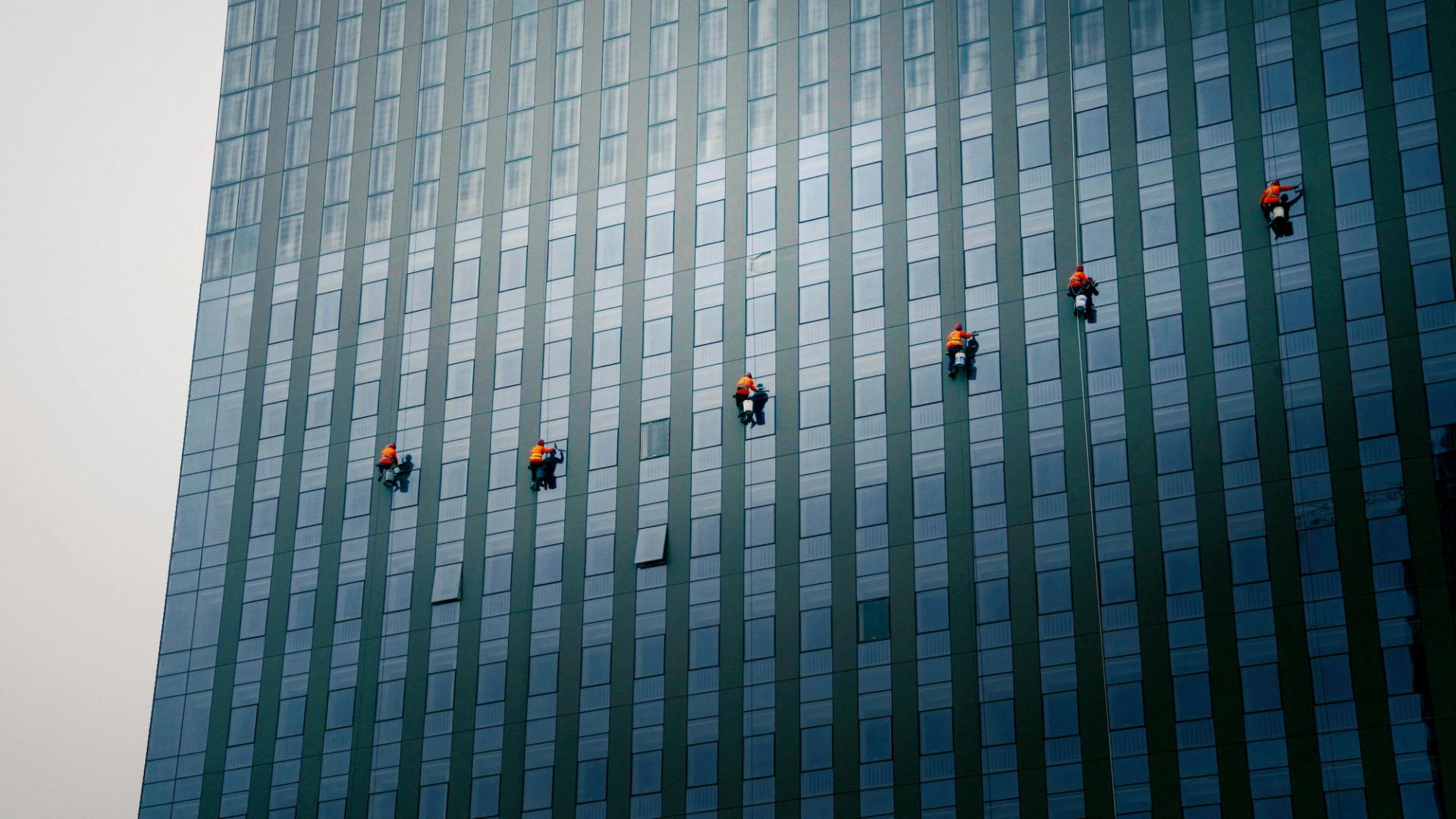 09_Cleaning the exterior walls of a 43-story high rise 226:227