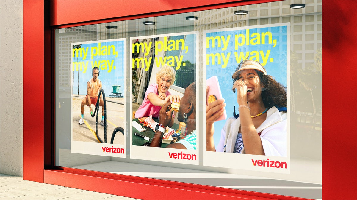 Des affiches extérieures pour Verizon montrant sa nouvelle image de marque, qui disait « mon plan, ma voie » posées sur des images de personnes souriantes