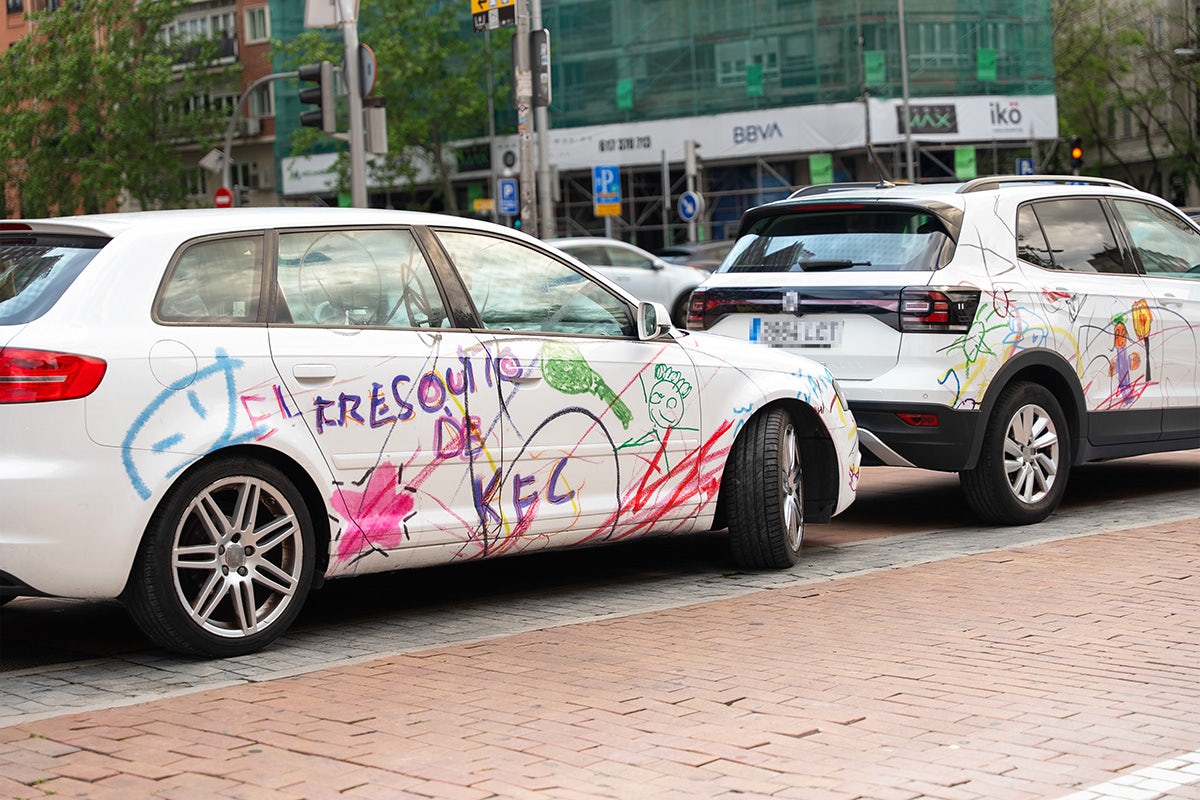 KFC and Fiesta activation in a Madrid street featuring parked cars covered in childlike scribbles