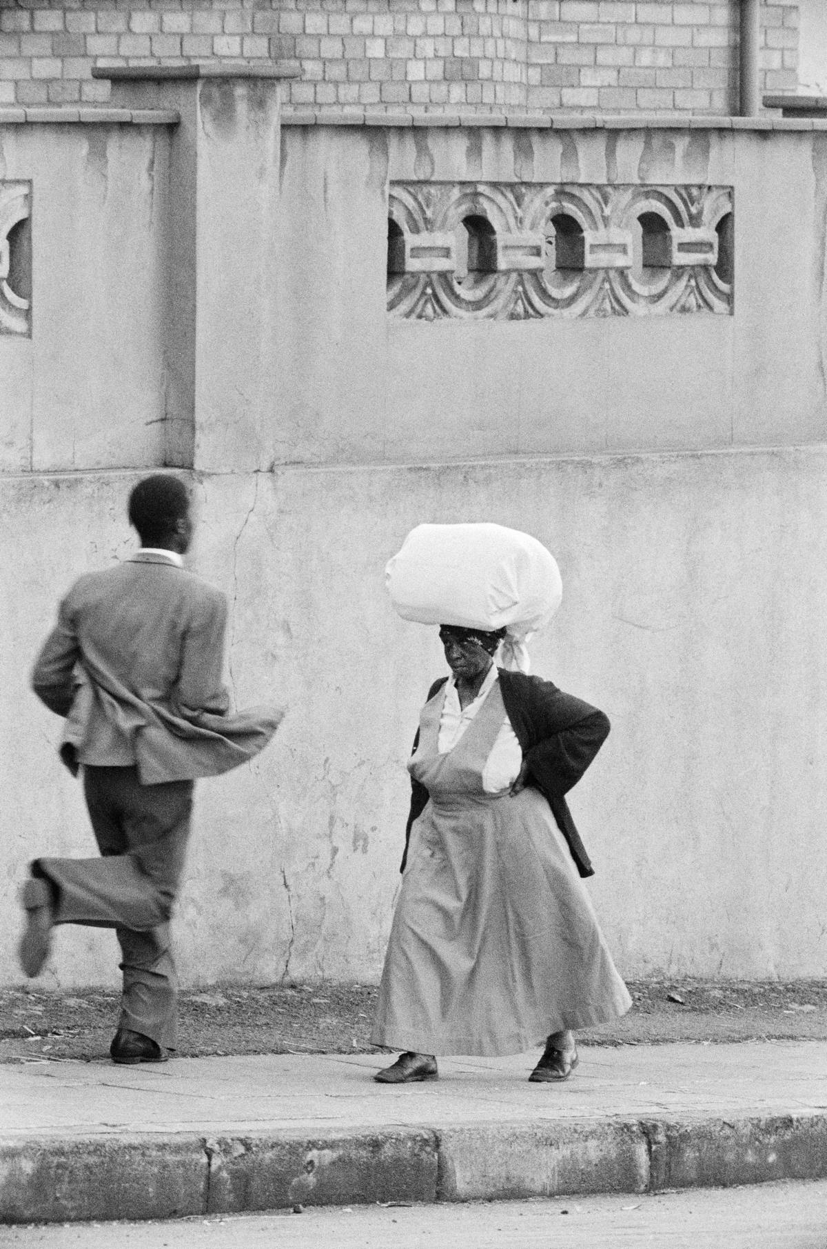 david-goldblatt-s-images-of-soweto-capture-1970s-township-life