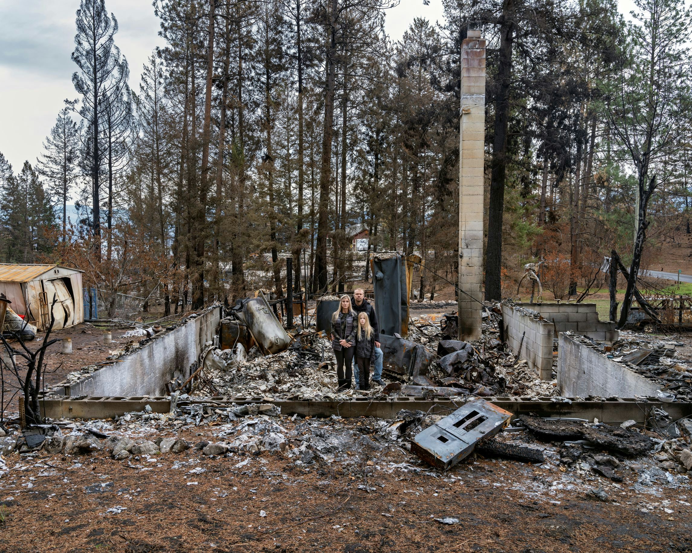 Rhonda Rossbach, Derek Briem and Autumn Briem, Killiney Beach, British Columbia, Canada October 16/2021. From the series Burning World © Gideon Mendel