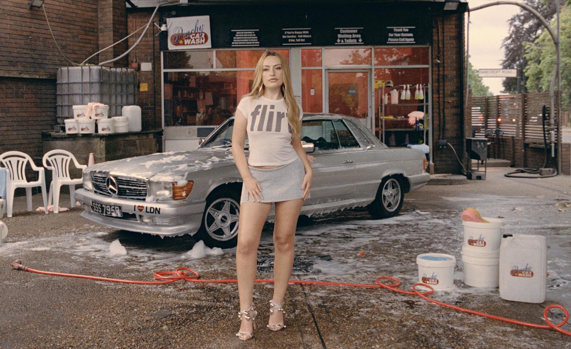 Peachy Den Amelia Dimoldenberg